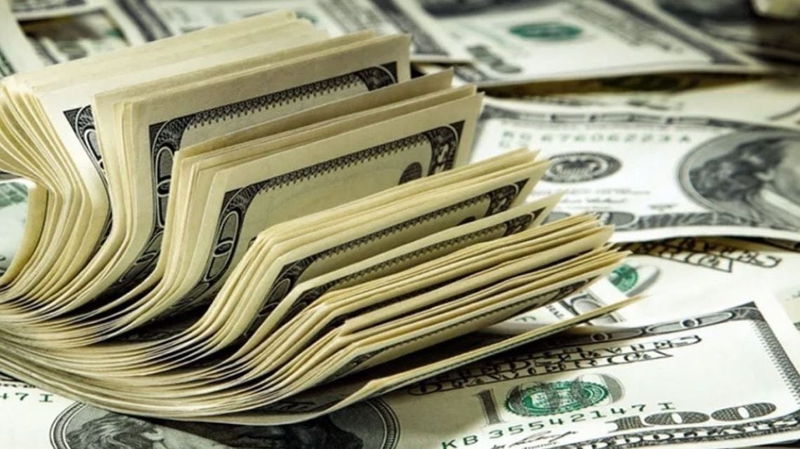 El dólar blue cerró a $1.565 para la venta y marcó una suba de $5 en la rueda del martes