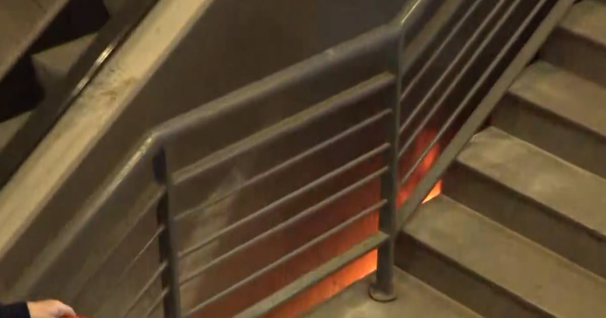 Incendio en una escalera mecánica de Constitución: evacuaron la terminal y un joven terminó internado por inhalar humo