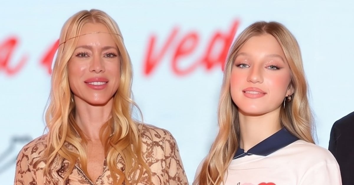 Allegra Cubero se calzó la gorra y desfiló bien pegada a su madre, con Nicole Neumann mirándola desde la primera fila