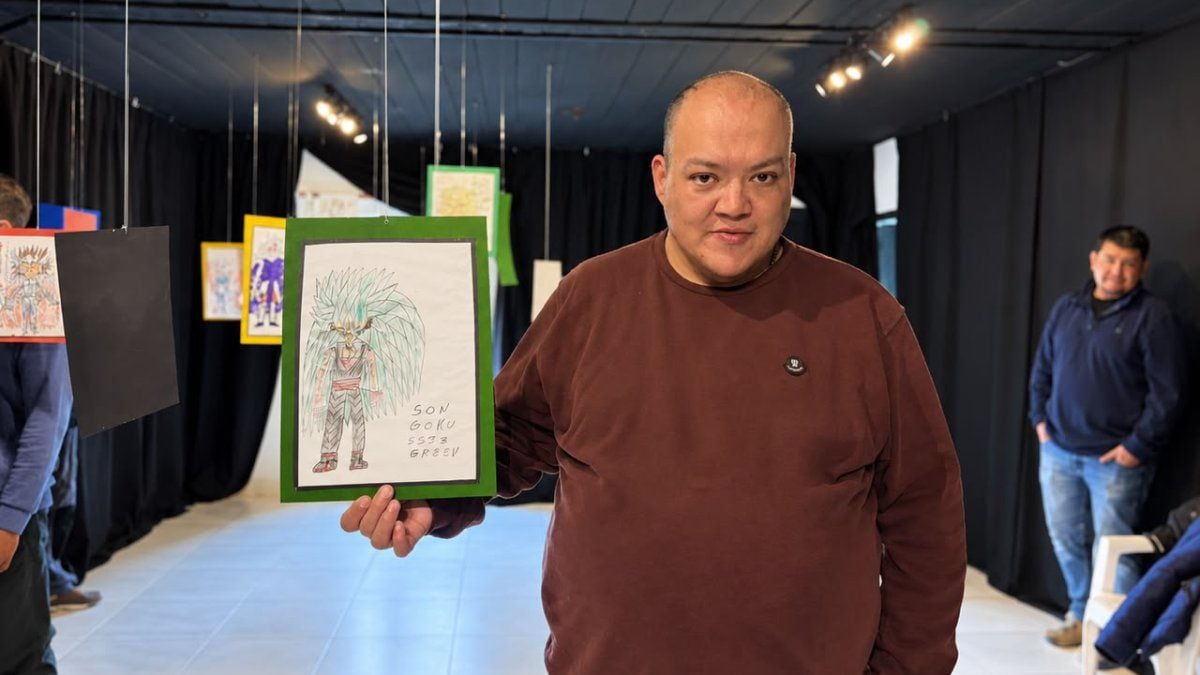 Dibujo, animé y pueblo: Daniel Lefiman colgó sus personajes en la Casa de la Cultura de Aluminé