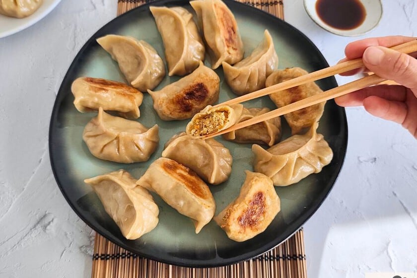 Gyozas vegetarianas con tofu ahumado y shiitake: el paso a paso para conseguir una base crocante y un interior jugoso