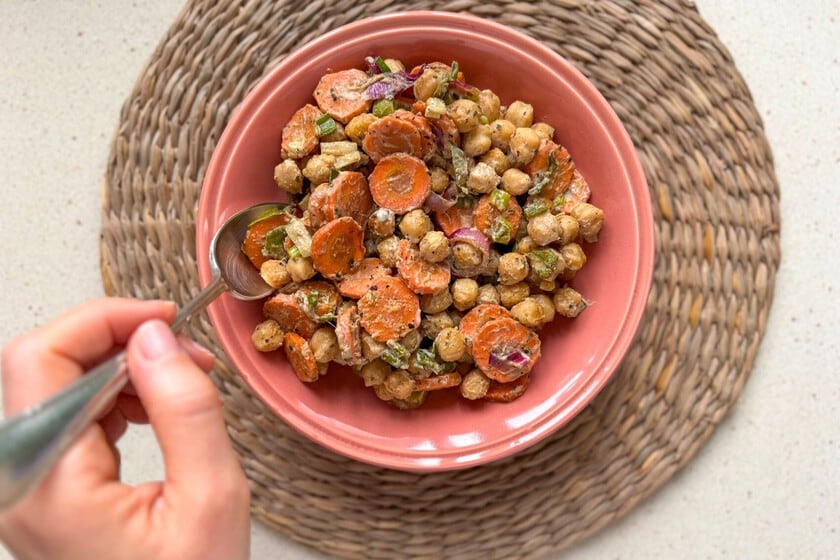 Garbanzos al horno con zanahoria y tahini: una ensalada templada para servir en casa