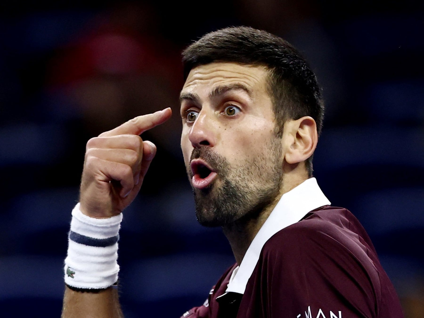 Djokovic se sobrepuso a Zverev, sorteó la polémique con el umpire y se metió en semifinales del ATP 500 de Beijing