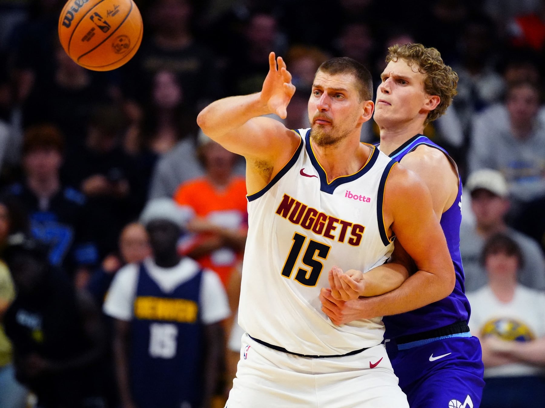 Denver arrancó la pretemporada con una derrota ante Utah y una asistencia de Jokic que ya recorre las redes