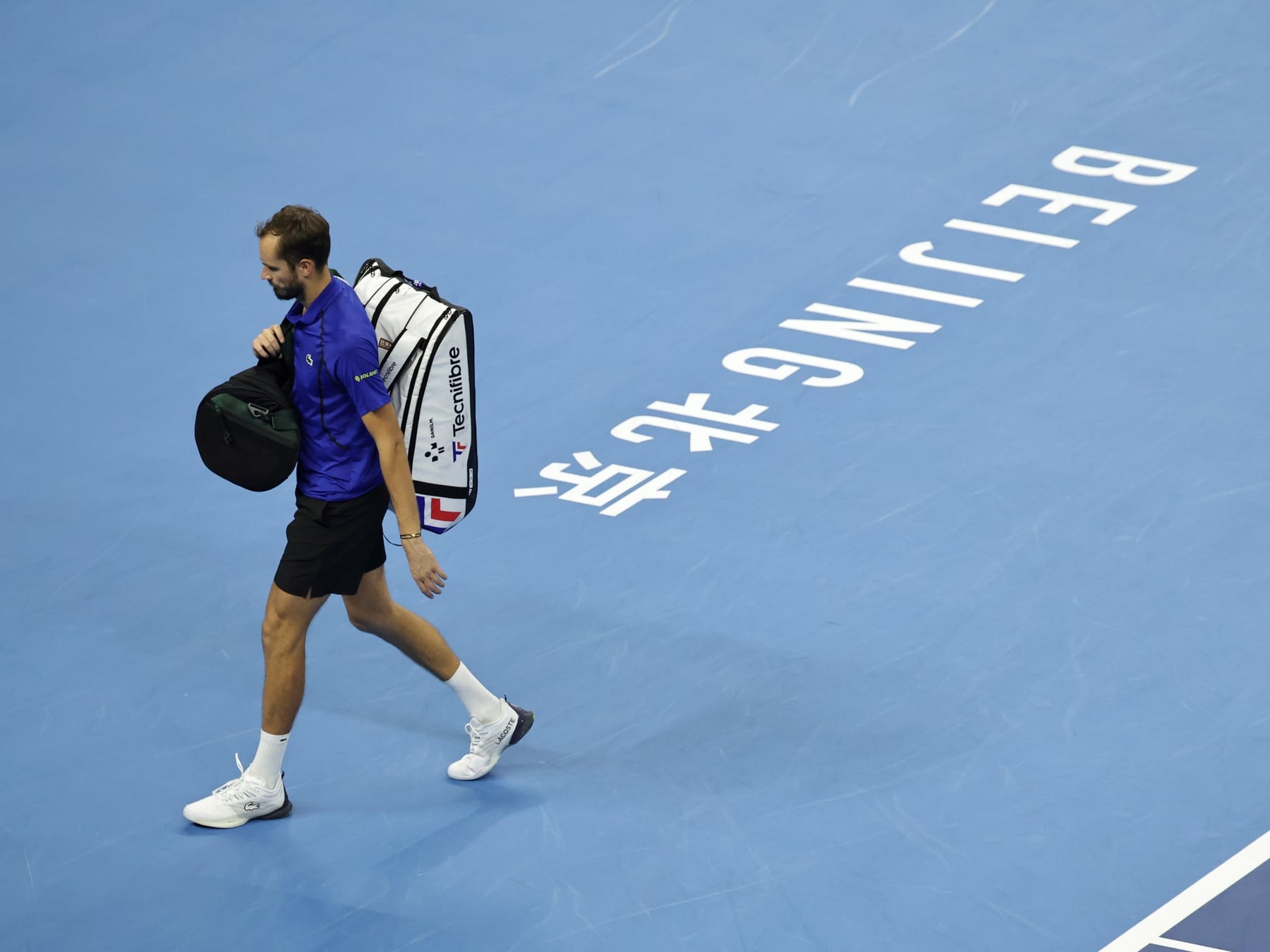 Una final con final inesperado: Djokovic avanzó en Pekín después de que Medvedev quedara descalificado por un impacto en la tribuna