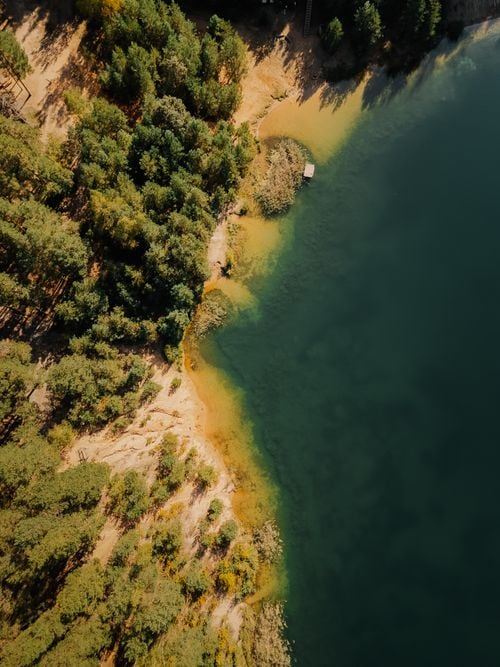 La isla que se navega: la capilla de madera de 1933 que sigue en pie sobre el lago Lácar
