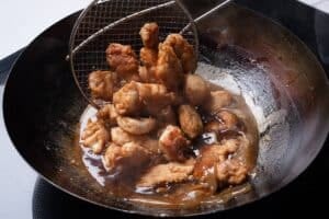 Pollo al limón en su versión más crocante: dos harinas, agua fría y una salsa que se arma aparte
