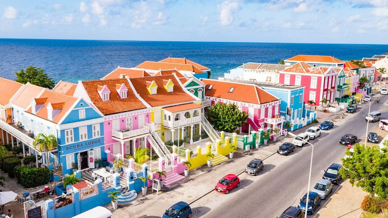 Curazao, más allá del mar: circuitos en buggy, playas de caleta y una capital declarada Patrimonio de la Humanidad