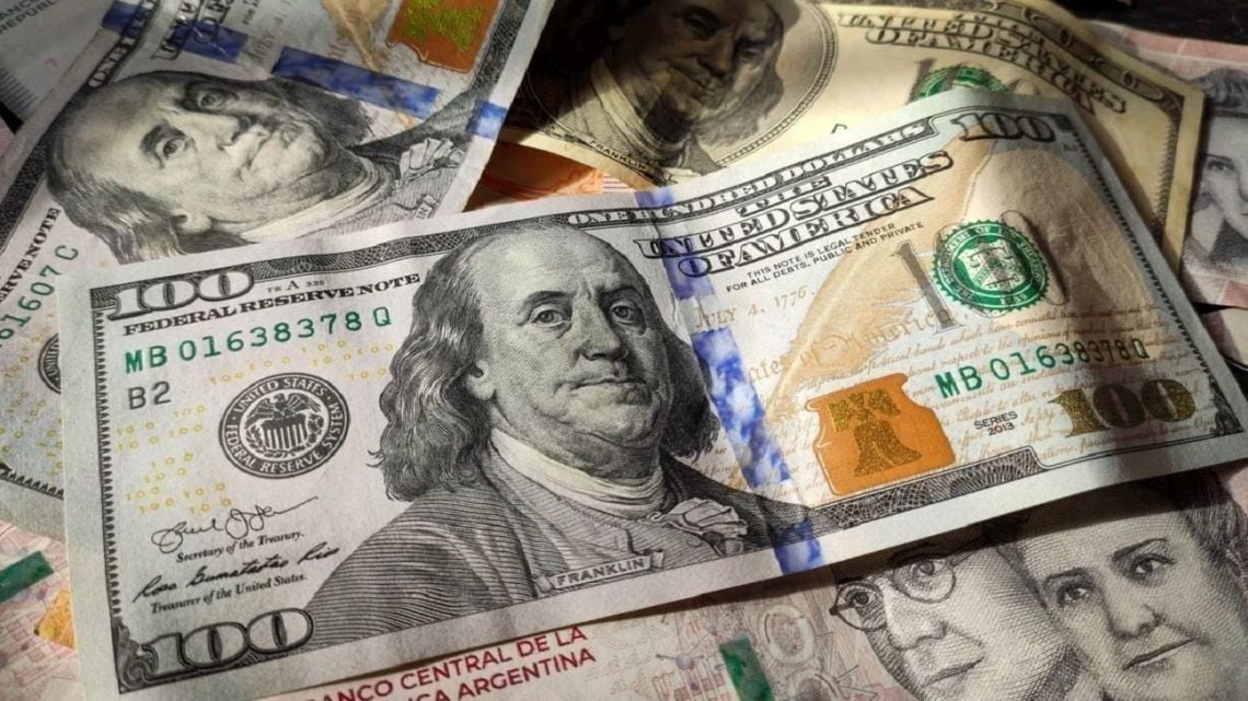 El blue se alineó con el dólar oficial y quedó a $1.540 para la venta, tras una baja de $15 en la quinta rueda de la semana