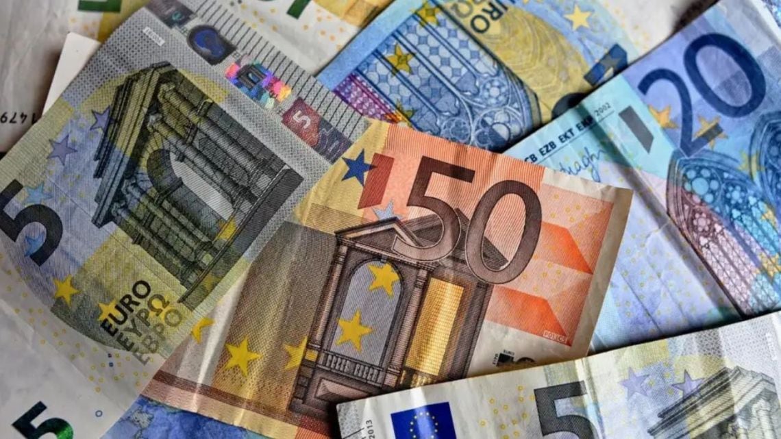 El euro blue cerró la semana en $1.832,75 para la venta, con una caída de $6 respecto del jueves