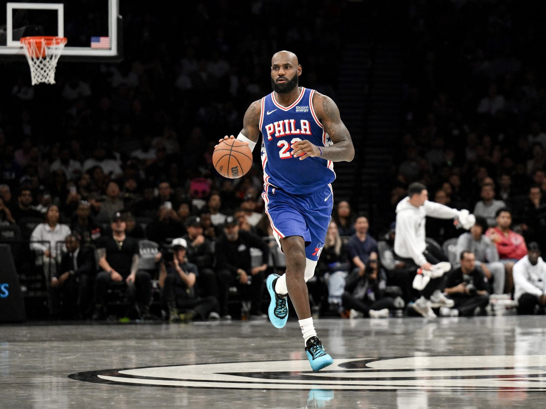 A los 41 años, LeBron James se puso por primera vez la camiseta de los Sixers en una noche de ensayos en Brooklyn