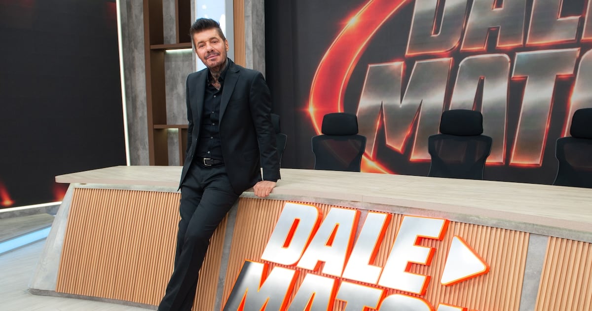 Tinelli vuelve a la cancha, pero esta vez con streamer bajo el brazo y la familia como espejo