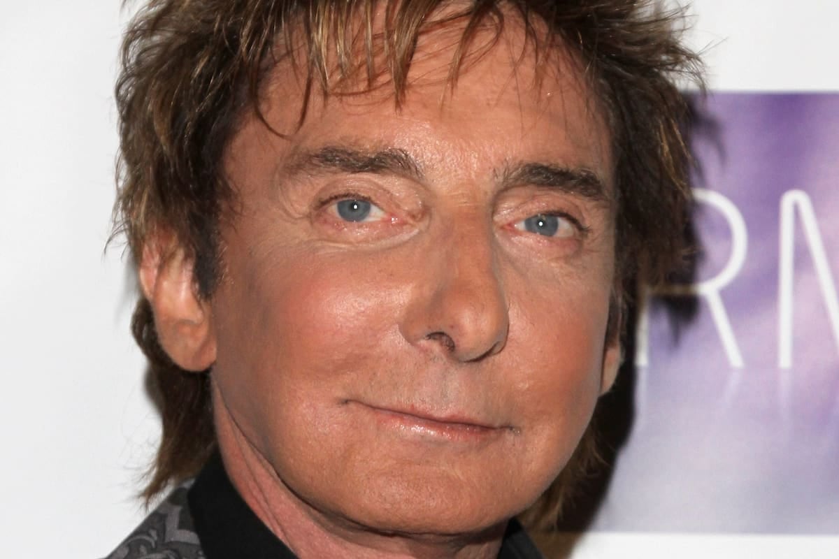 Una tos que apagó el micrófono: la bronquitis que frenó a Barry Manilow en Las Vegas y reavivó el debate sobre su salud
