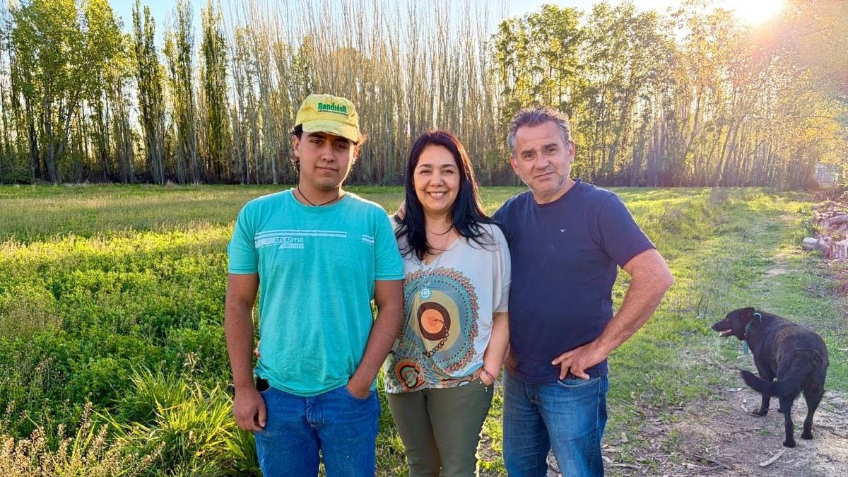 Tres hectáreas, dos sueldos y un sueño: la familia que revivió la chacra en Centenario