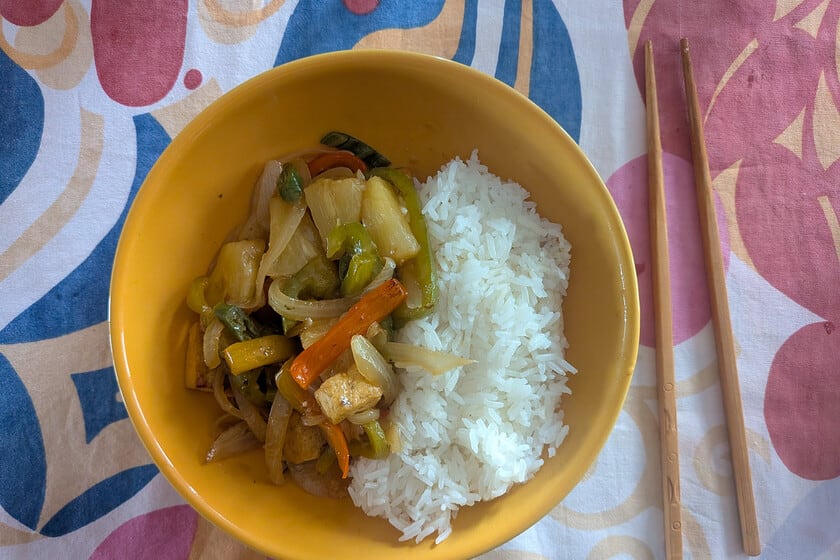 Tofu agridulce con piña: claves de una receta vegana salteada al estilo clásico chino