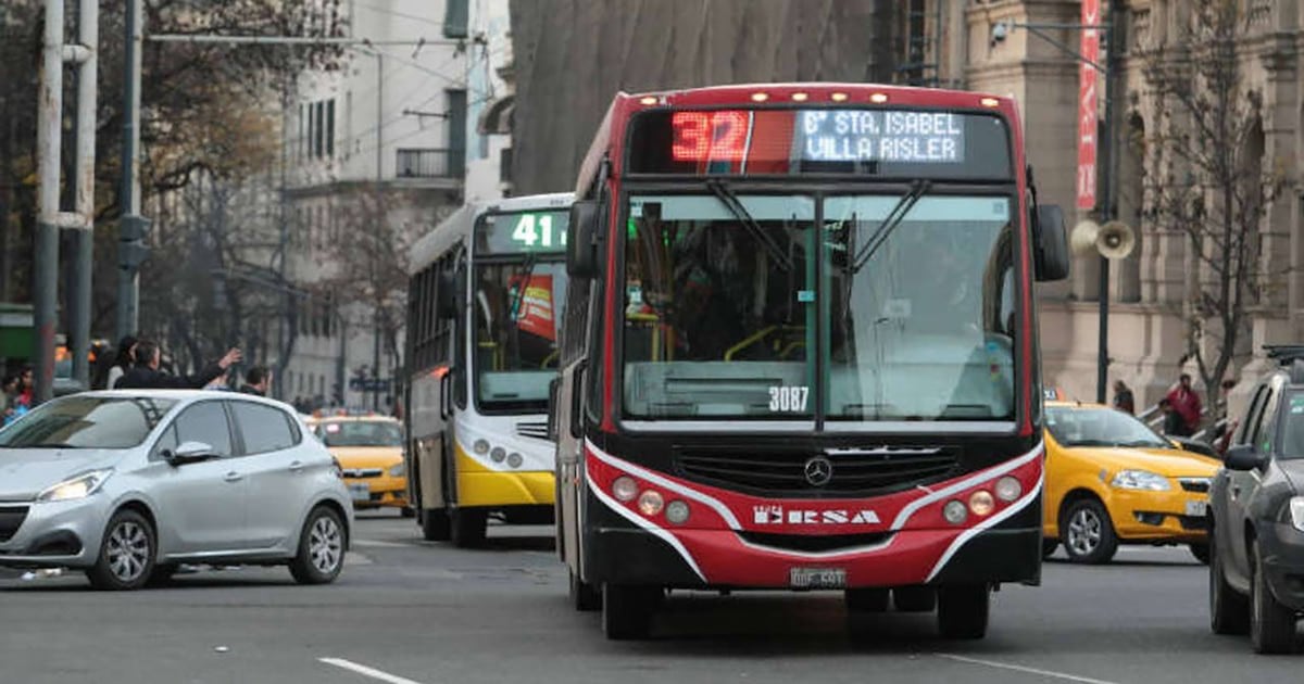 Tarifas de colectivo en Argentina: la brecha entre ciudades alcanza los 2.400 pesos por viaje y se profundiza la caída de pasajeros en el AMBA