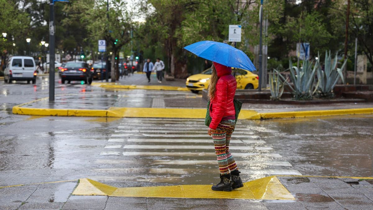 La naranja del cielo se posa sobre el oeste neuquino y la tarde se pone brava