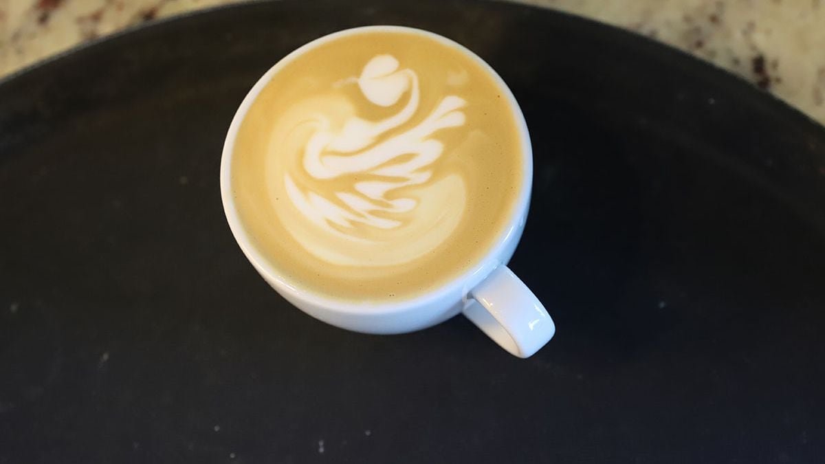Leche deslactosada con recargo sorpresa: en Neuquén cobran 1.500 pesos extra por café y la ley pone límites