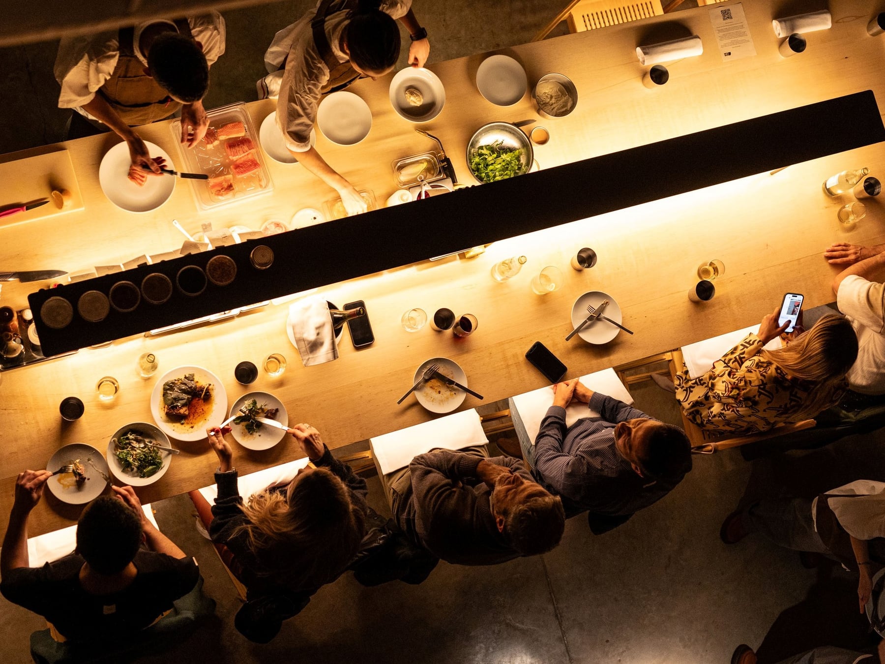 Menos comida, más pantalla: así se reconfigura la salida gastronómica en Buenos Aires