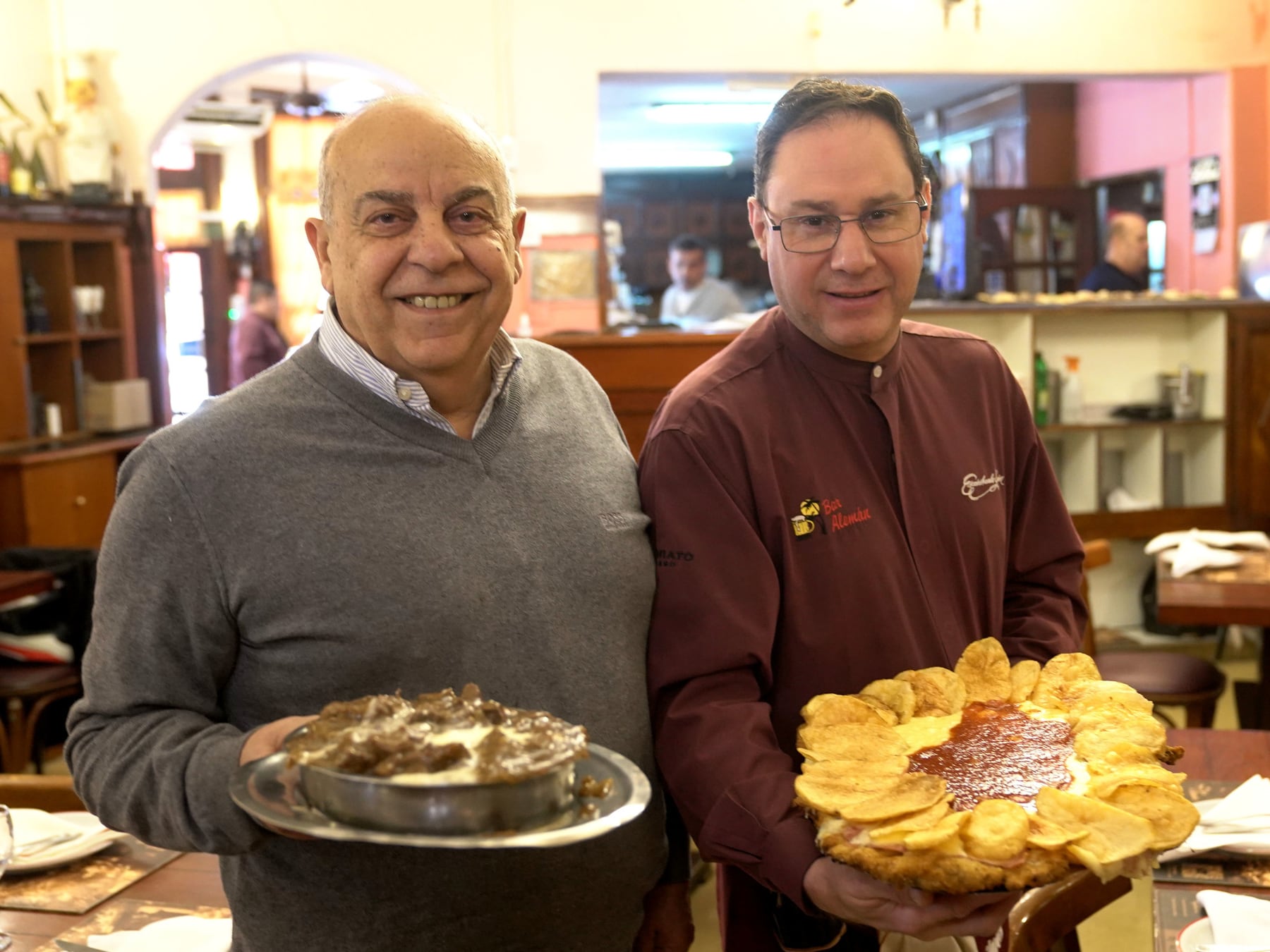 El bodegón de Villa Devoto que sobrevive desde 1908 con milanesas napolitanas para compartir entre cuatro