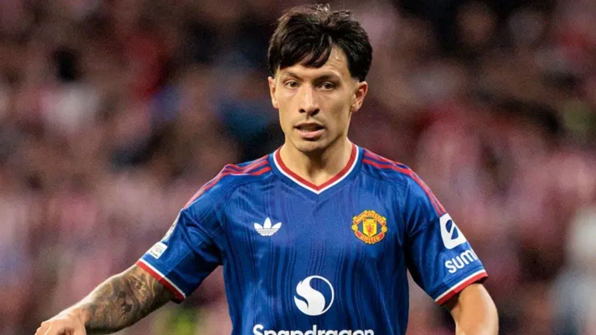 Lisandro Martínez alzó la voz en Old Trafford y Wayne Rooney le marcó la cancha desde afuera