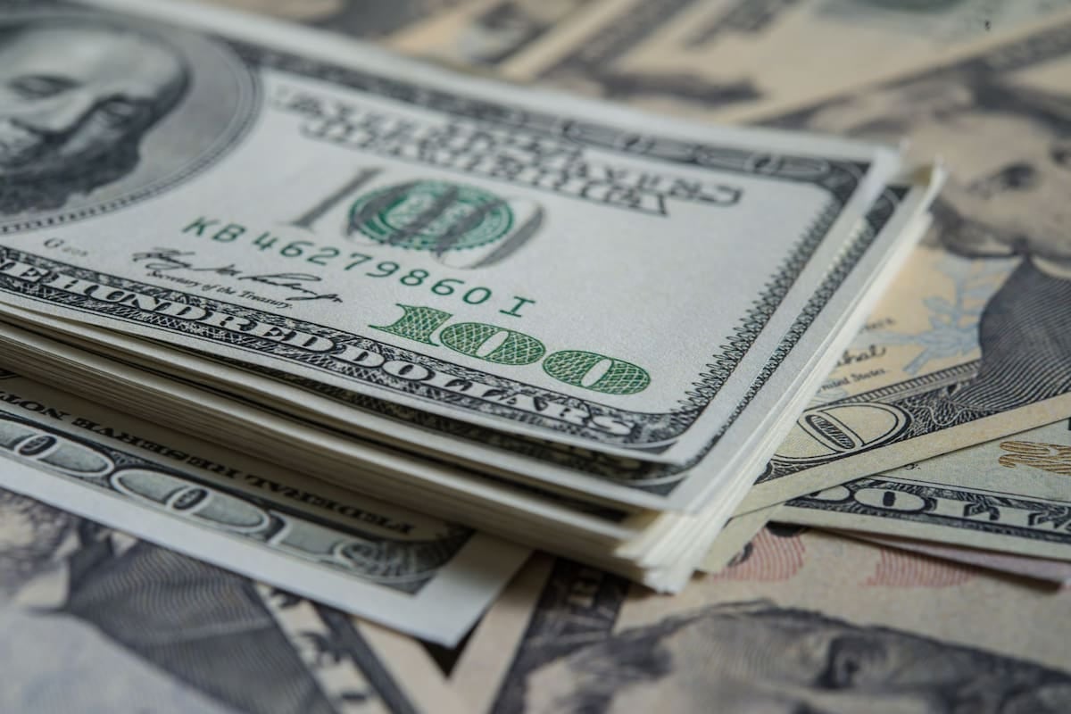 El dólar oficial se mantiene lejos de su techo y el peso gana terreno en términos reales durante 2026
