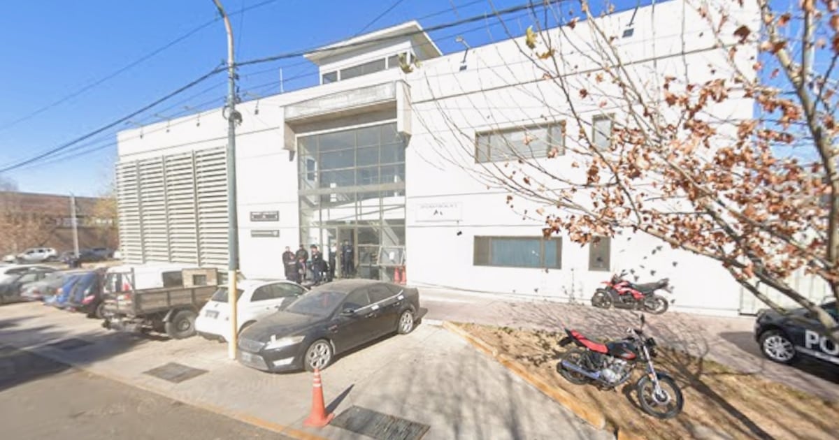 Un efectivo de la Policía de Mendoza quedó imputado por abusar sexualmente de una detenida dentro de una comisaría de Godoy Cruz