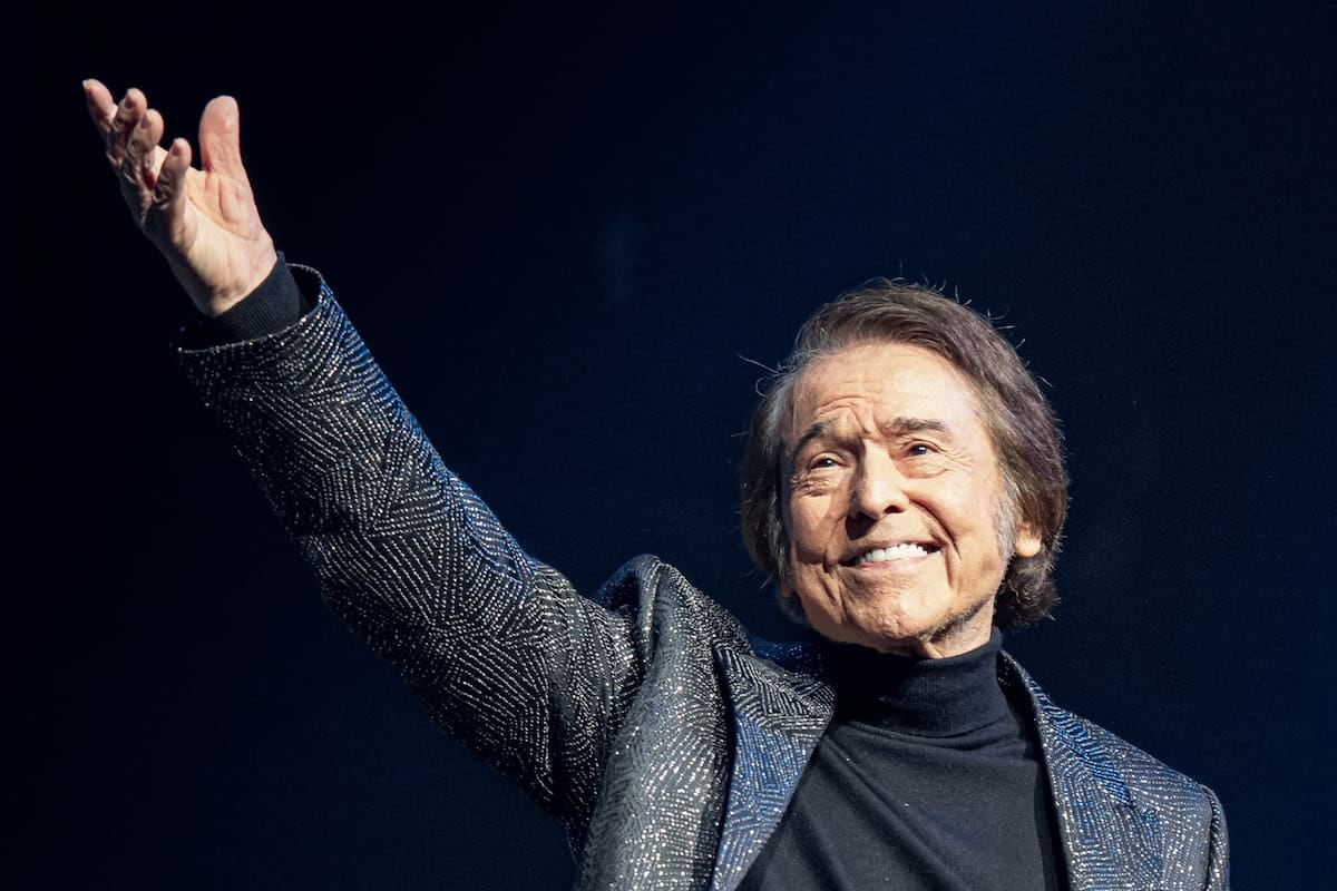 Raphael vuelve al Gran Rex con Raphaelísimo y se mira en la pantalla de Netflix