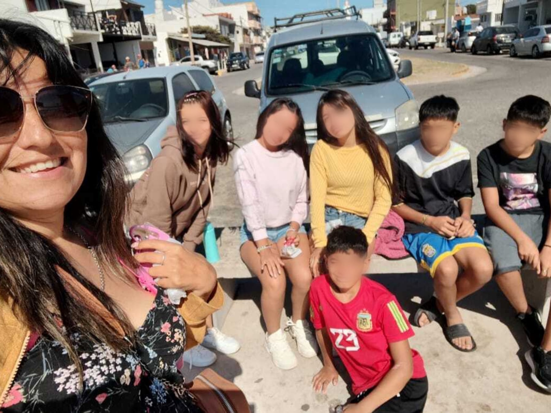 De maestra en Barracas a mamá de siete: la adopción que empezó con un recreo y terminó con un beso a la panza