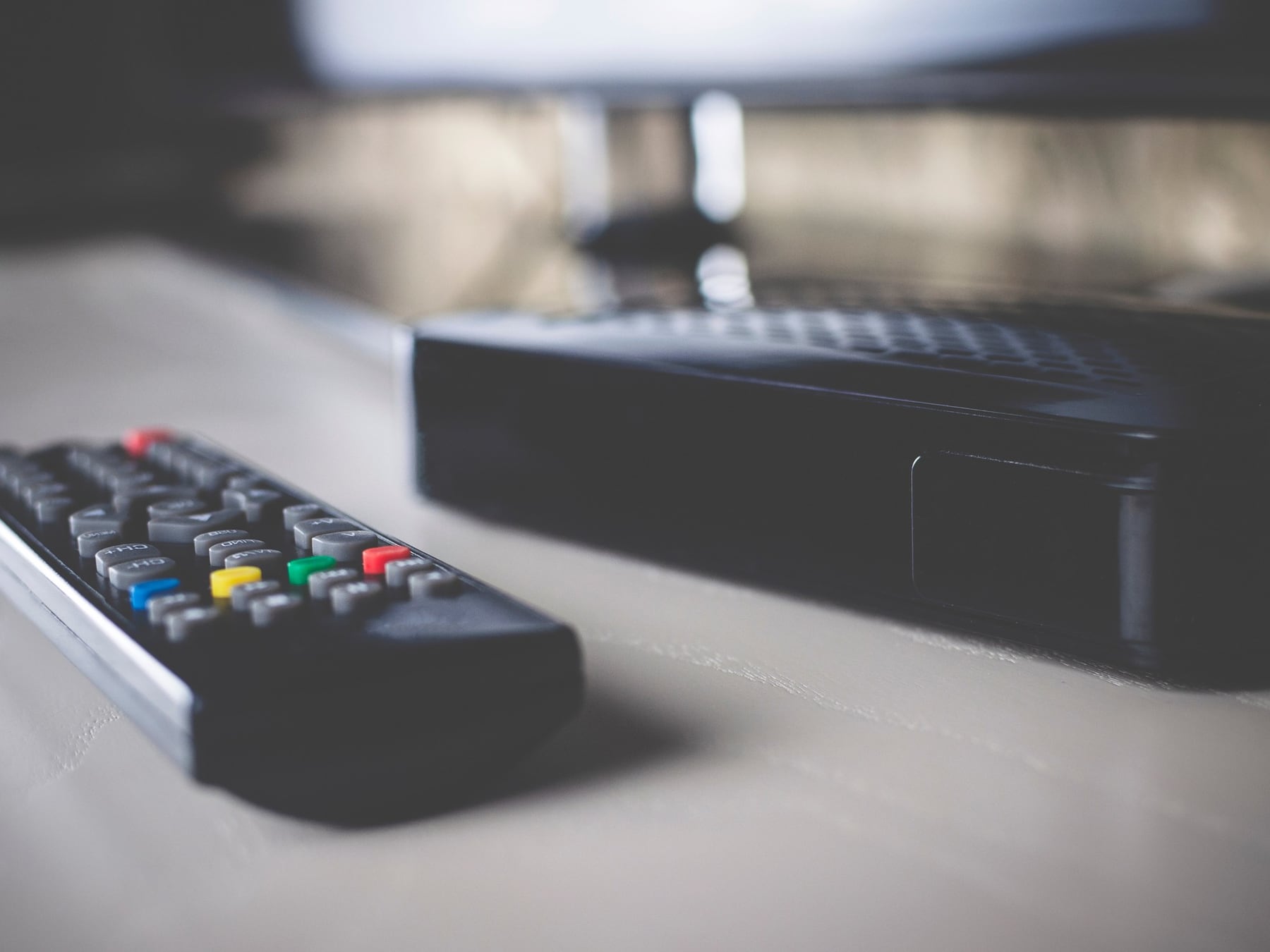 La TV box barata que te venden en la feria puede llegar con un infiltrado adentro: lo probé en primera persona y te cuento por qué da miedo