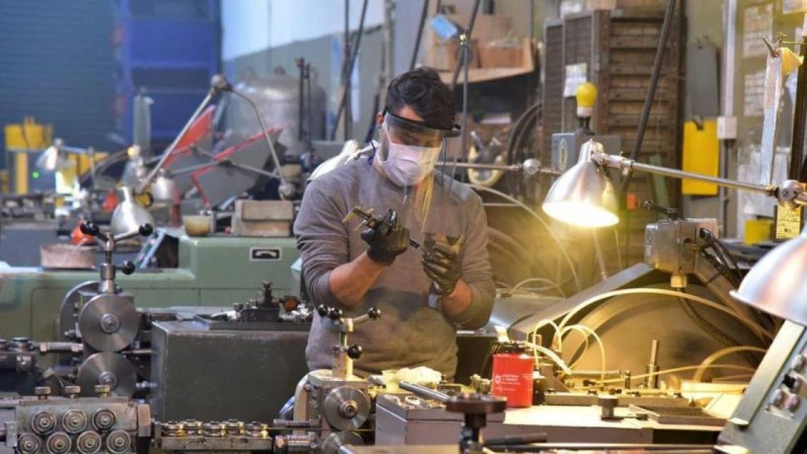 La industria opera con cuatro de cada diez puntos de su capacidad ociosos y la falta de empleo formal empuja hacia la changa