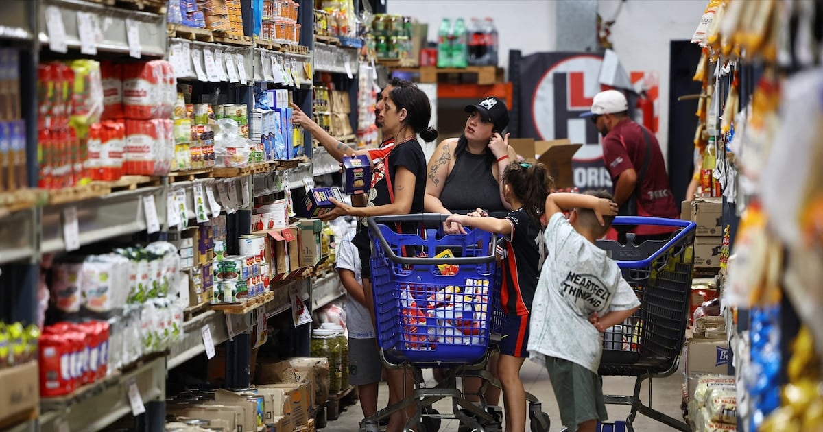 La inflación vuelve a moverse en un rango de 1,6% a 1,8% mensual y los analistas descartan una baja sostenida hasta 2027