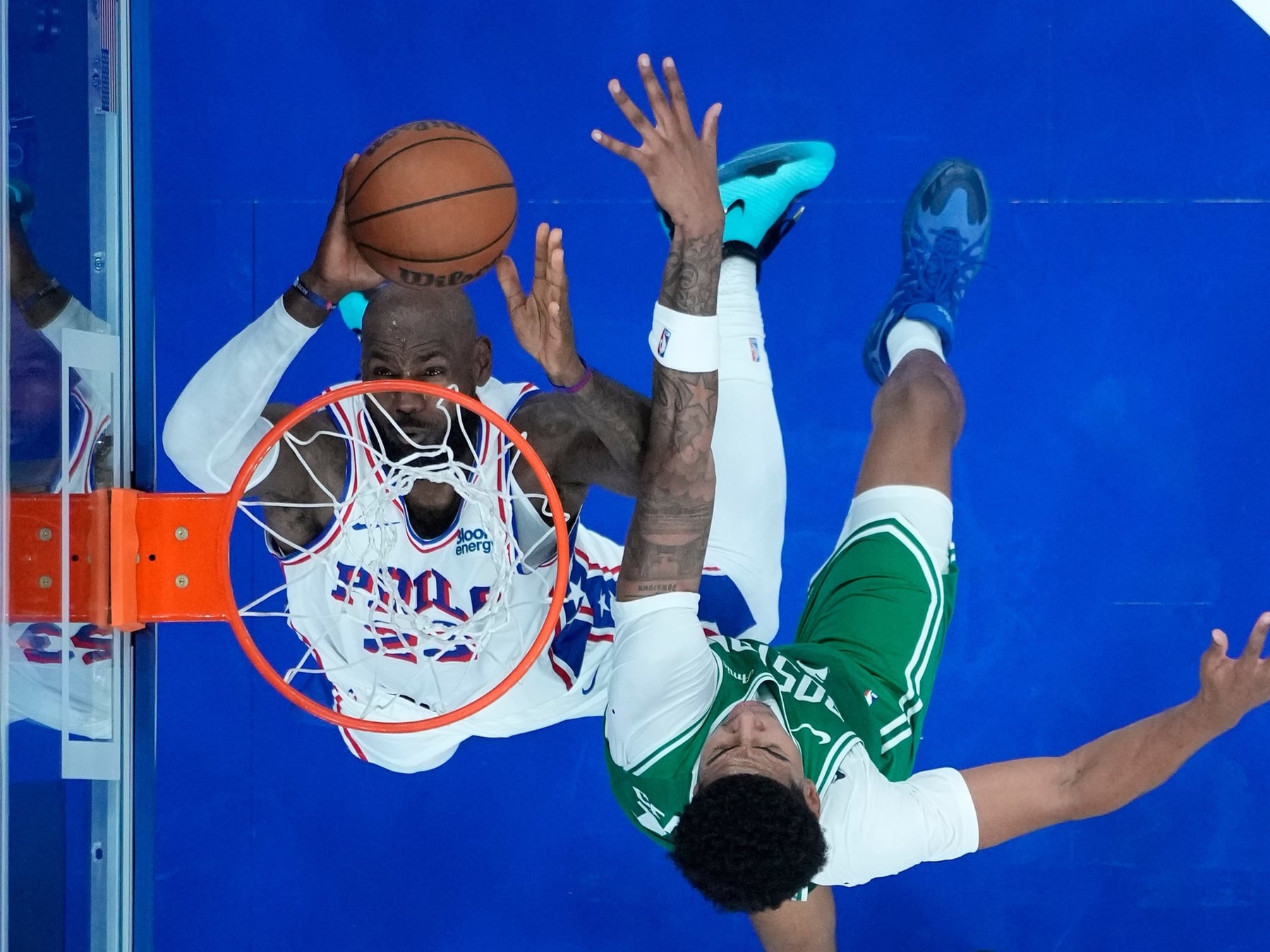 LeBron James tuvo su primera noche en Philadelphia con una volcada que hizo levantar al público, en una derrota de los Sixers ante Boston