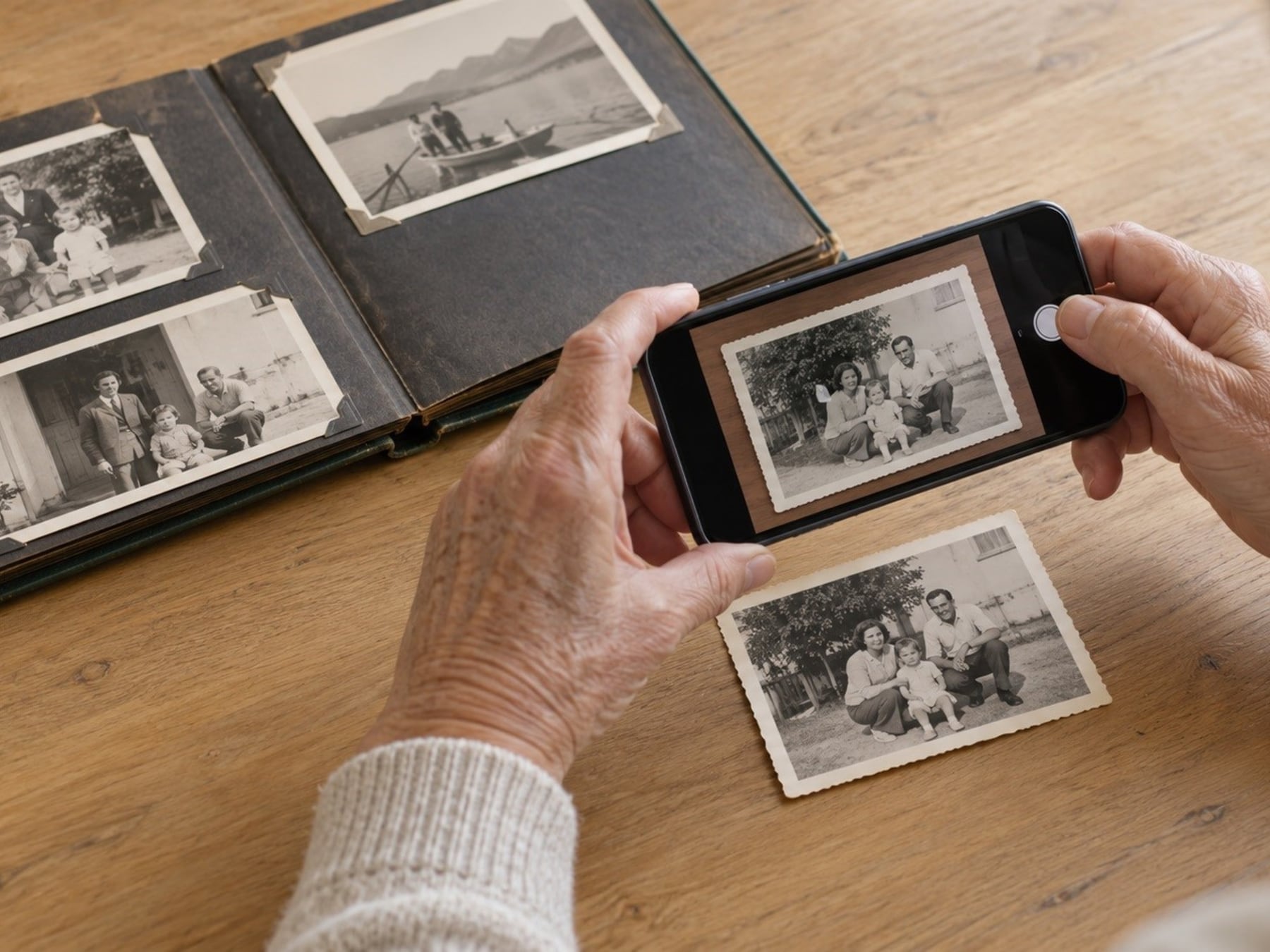 De la caja de zapatos al celular: cómo pasar las fotos antiguas al teléfono sin perderlas en el intento