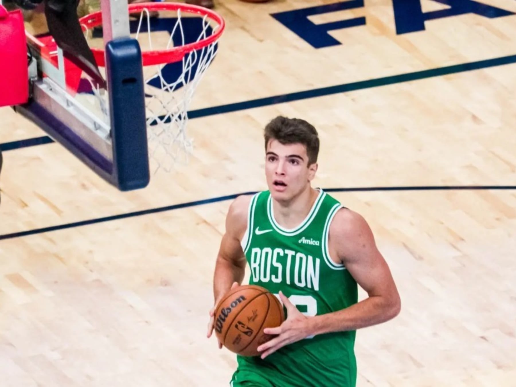 Hugo González, el español que hizo volar a los Celtics y a la regla de los pasos