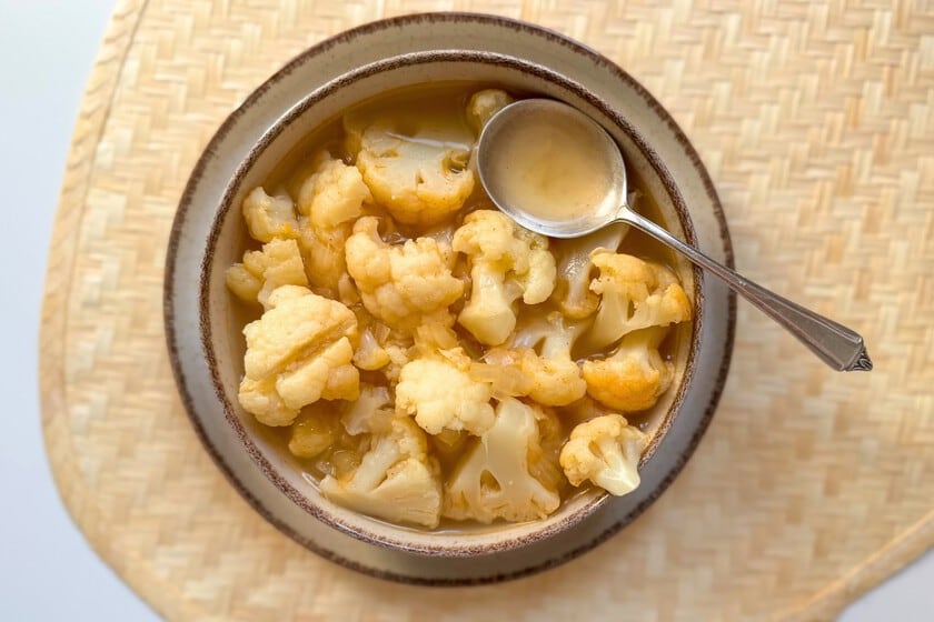 Coliflor en trozos: una sopa con cuerpo que se sirve con cuchara grande y se aleja de la crema tradicional