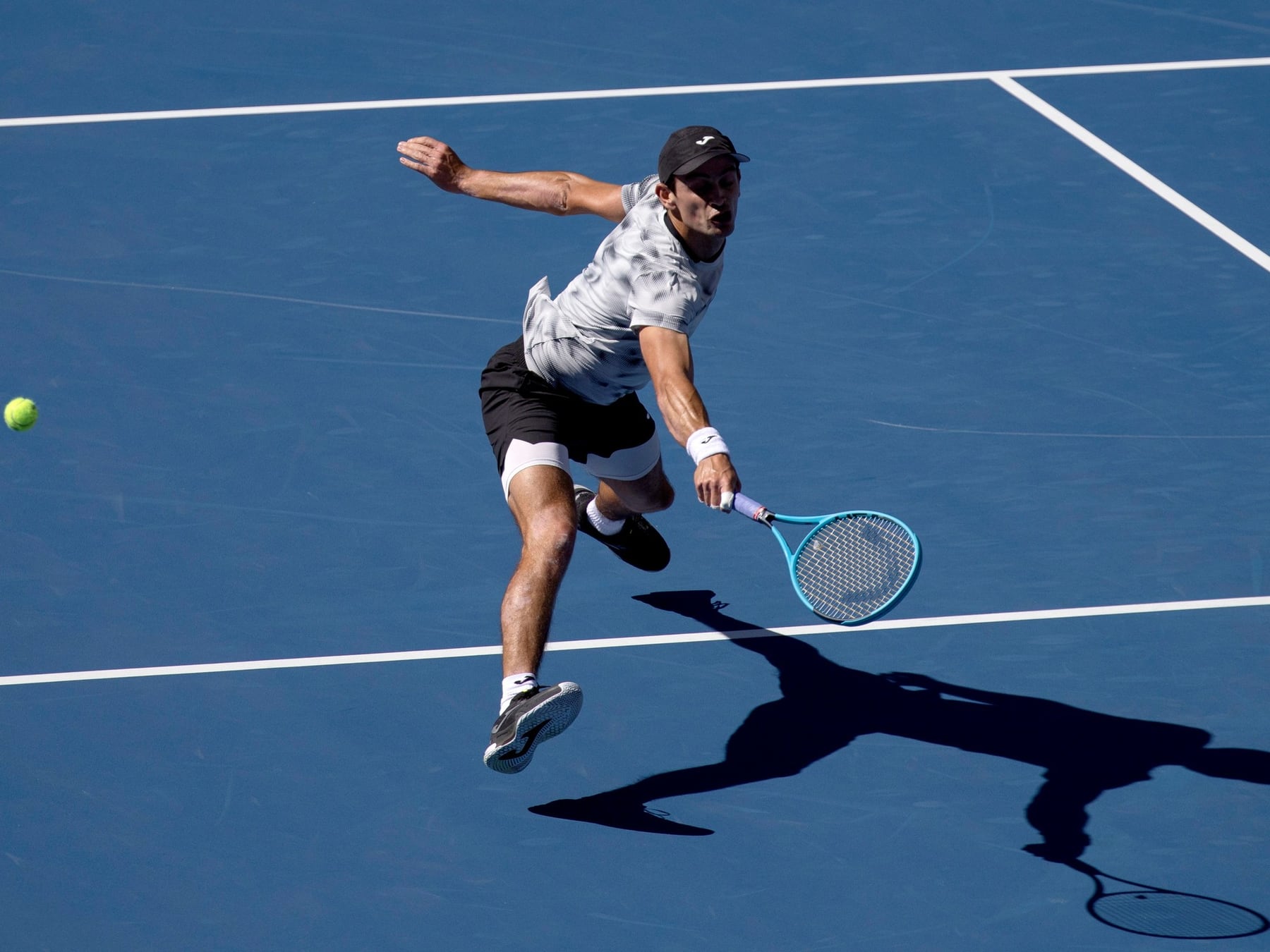 Navone resolvió un tie-break de alta tensión ante Cerúndolo y sigue adelante en Bruselas
