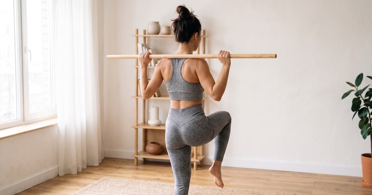 Tres movimientos con un palo para entrenar el centro del cuerpo sin salir de casa