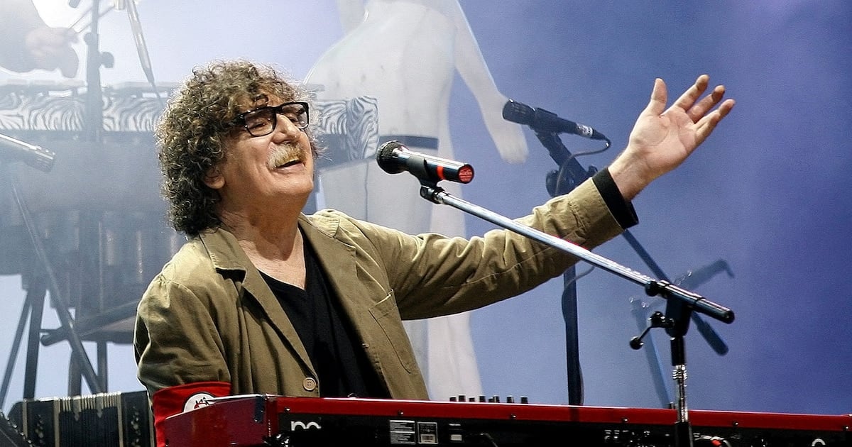 La ziplicated de Charly: así Searches festejó sus 75 años entre la calle y los escenarios