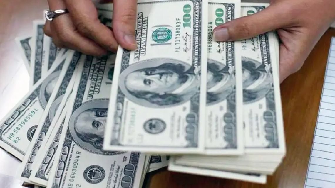 El dólar oficial alcanzó un nuevo máximo y reduciría la brecha con el blue al 2,5%