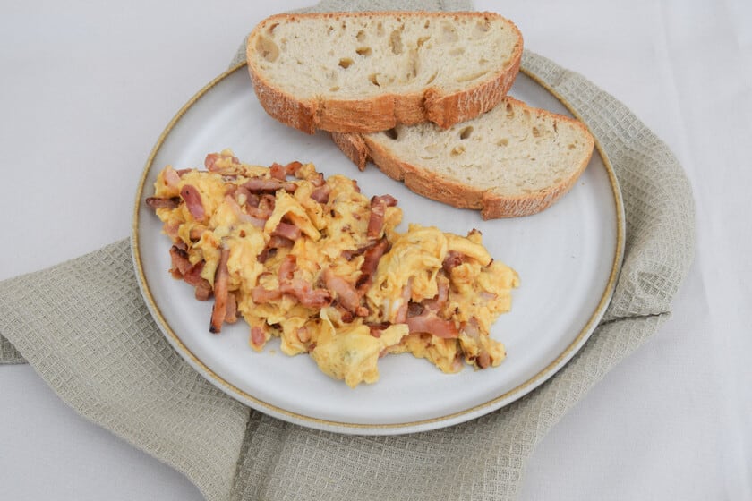 Huevos revueltos con bacon: cómo lograr una textura cremosa sin pasarse
