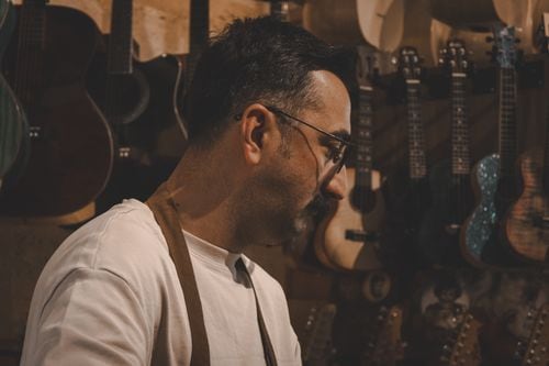 Aguitar el oficio en Neuquén: el luthier que construye charangos y Ronrocos