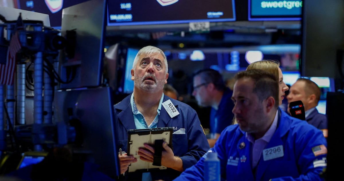 La caída del real presionó al peso y llevó al dólar informal a 1.575 pesos