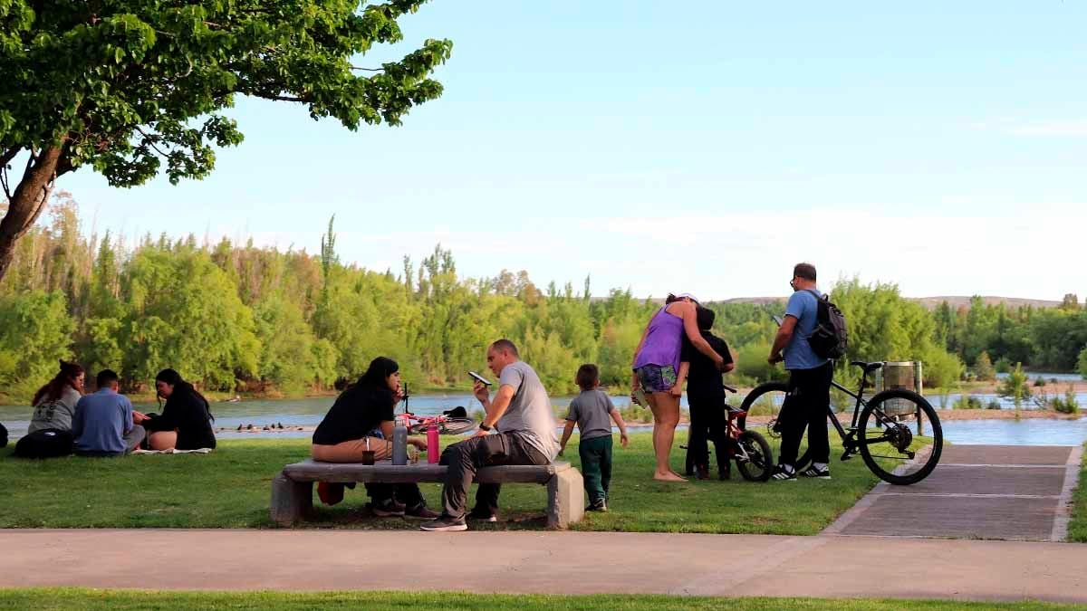 Una tarde junto al Limay: el sol llevó a los vecinos al Paseo Costero